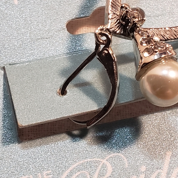 Vintage Monet Bridal Collection Silvertone Cubic Zirconia & Faux Pearl earrings - Picture 7 of 8